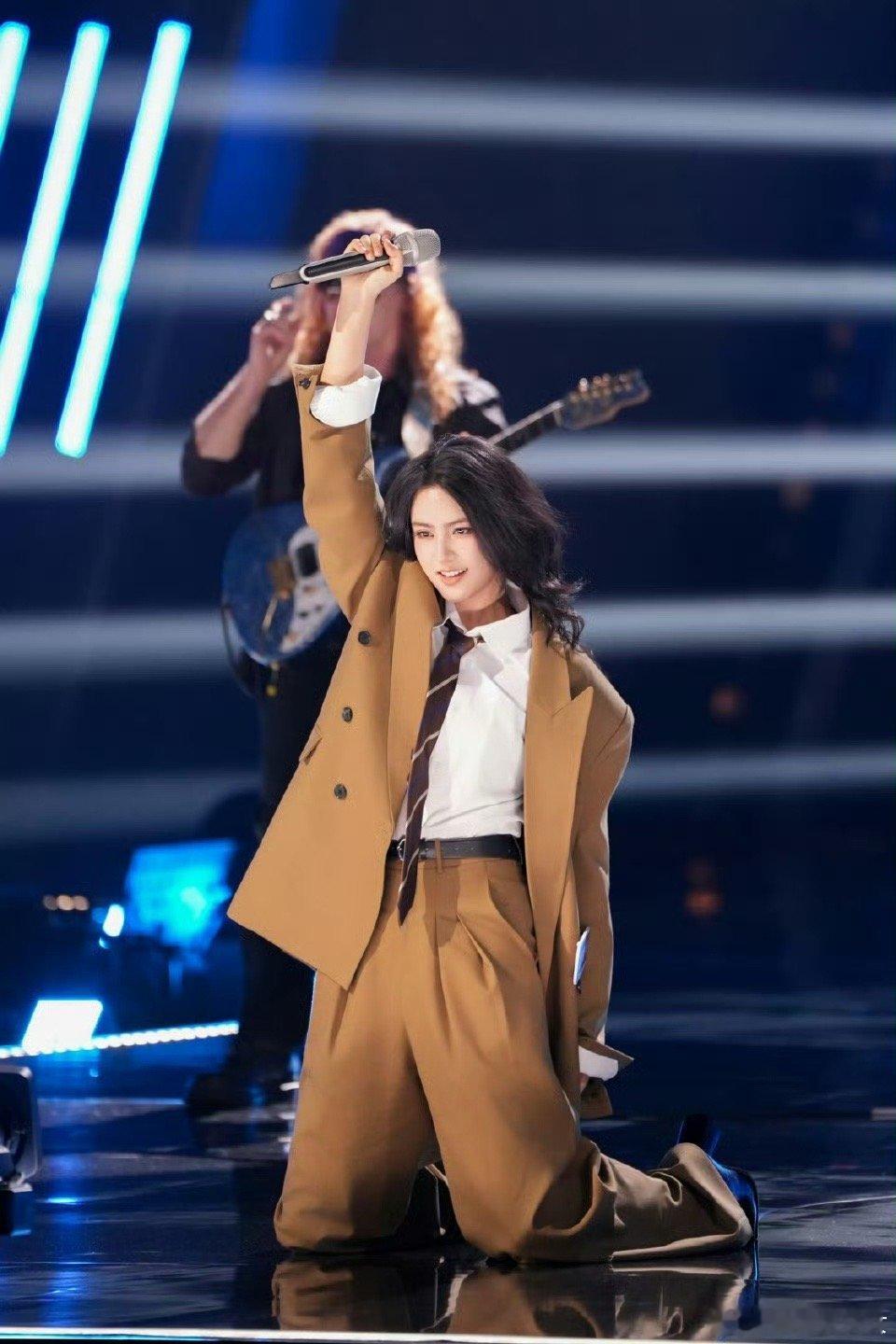 声鸣远扬直播火药味《声鸣远扬》直播火药味燃炸！那英怒疑票数作假硬刚节目组，华晨宇