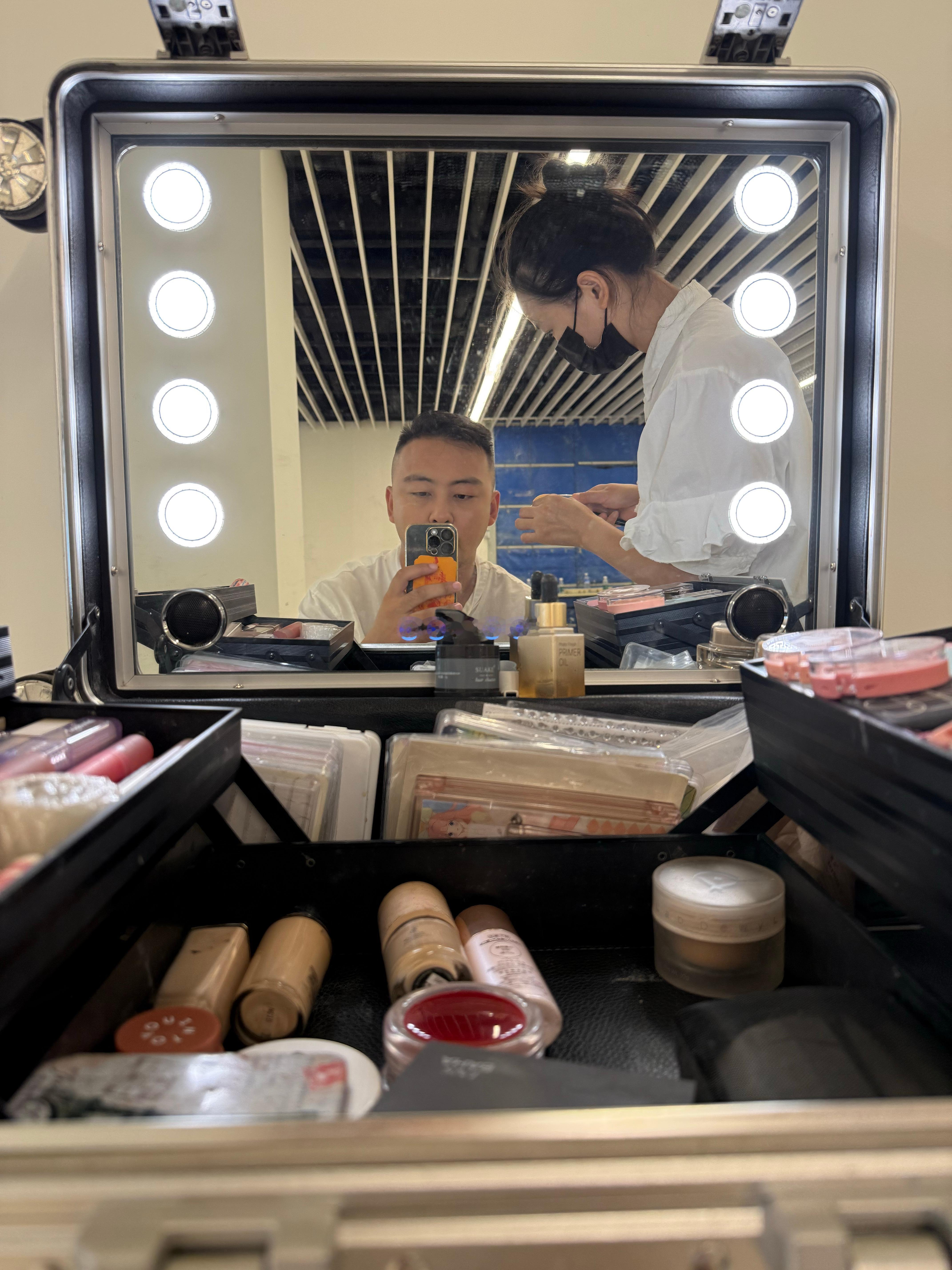 今儿是带妆上班的姚老板[滑稽笑]跟姚老板混一天吃9顿​​​