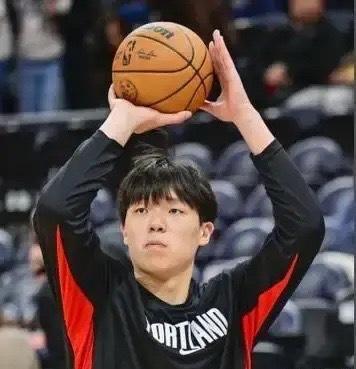 万万没想到！NBA季前赛出现极其奇葩的一幕。开拓者主力中锋克林根上场整整6分钟，竟然0触球！全场除了