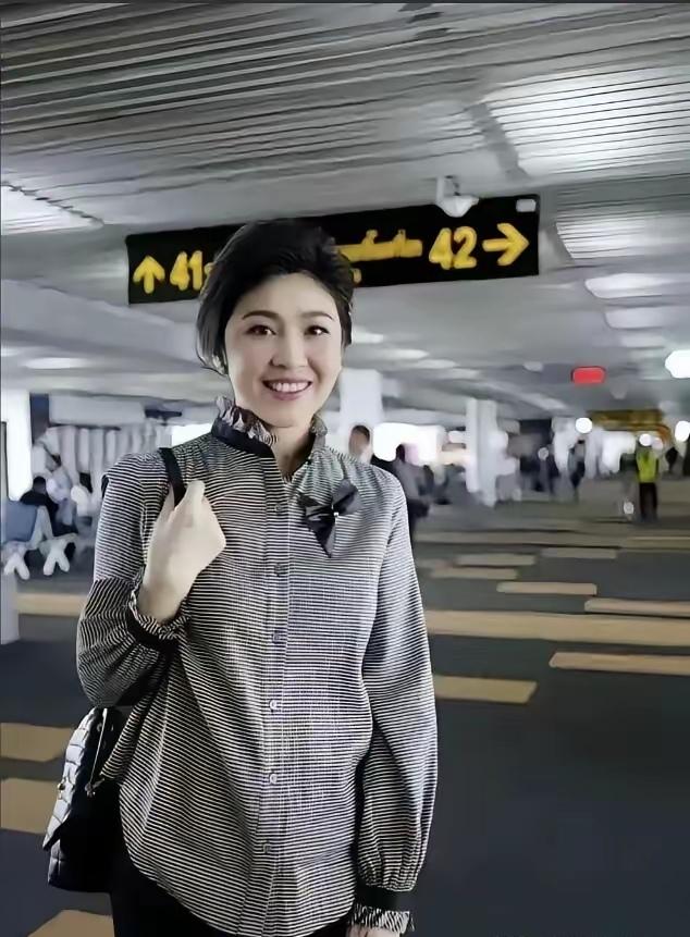 岁月从不败美人，快60岁的英拉仍然优雅！