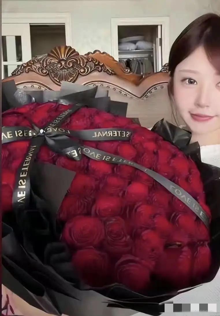 生了闪闪的黄一鸣桃花运还真不错，这不，又高调宣布有男朋友啦！男方模样帅气，比她大