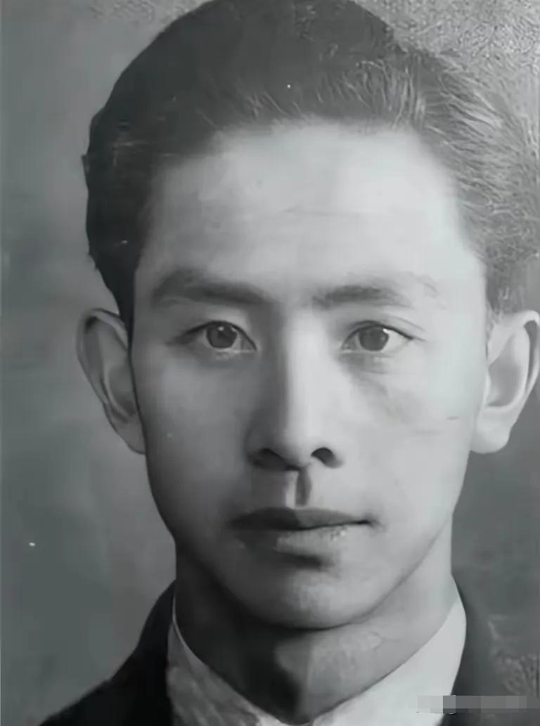 1948年，一位共产党员被捕，为了保命，他主动交代了一份12人的名单。特务们大喜