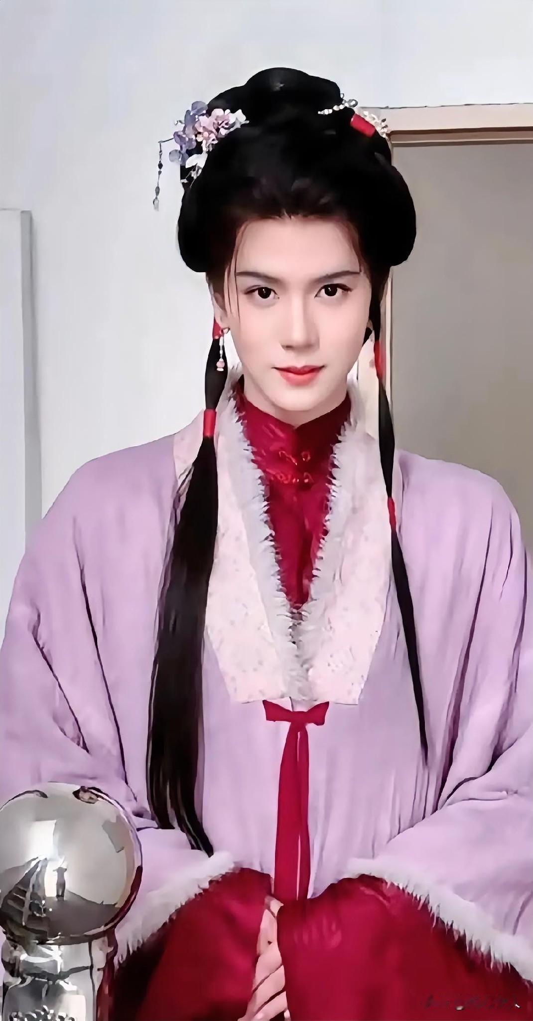 很多人追《兰香如故》，是追主演谭松韵、刘学义，我却被侍卫九皋的扮演者潘毅鸿狠狠圈