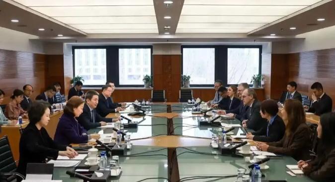 中国和美企谈妥了3月23日，李成钢国际贸易谈判代表兼副部长会见了美国拉夫劳伦公