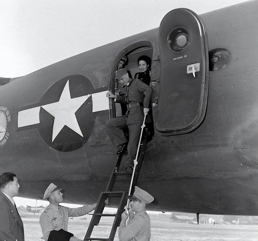 看蒋介石在台湾的治理，就知他在大陆败亡的必由之路。1949年蒋介石仓皇退往