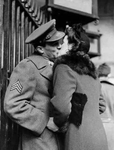 1944年，德国721细菌研究所，一位20出头的年轻美女哀求负责人亨内博士吻别，