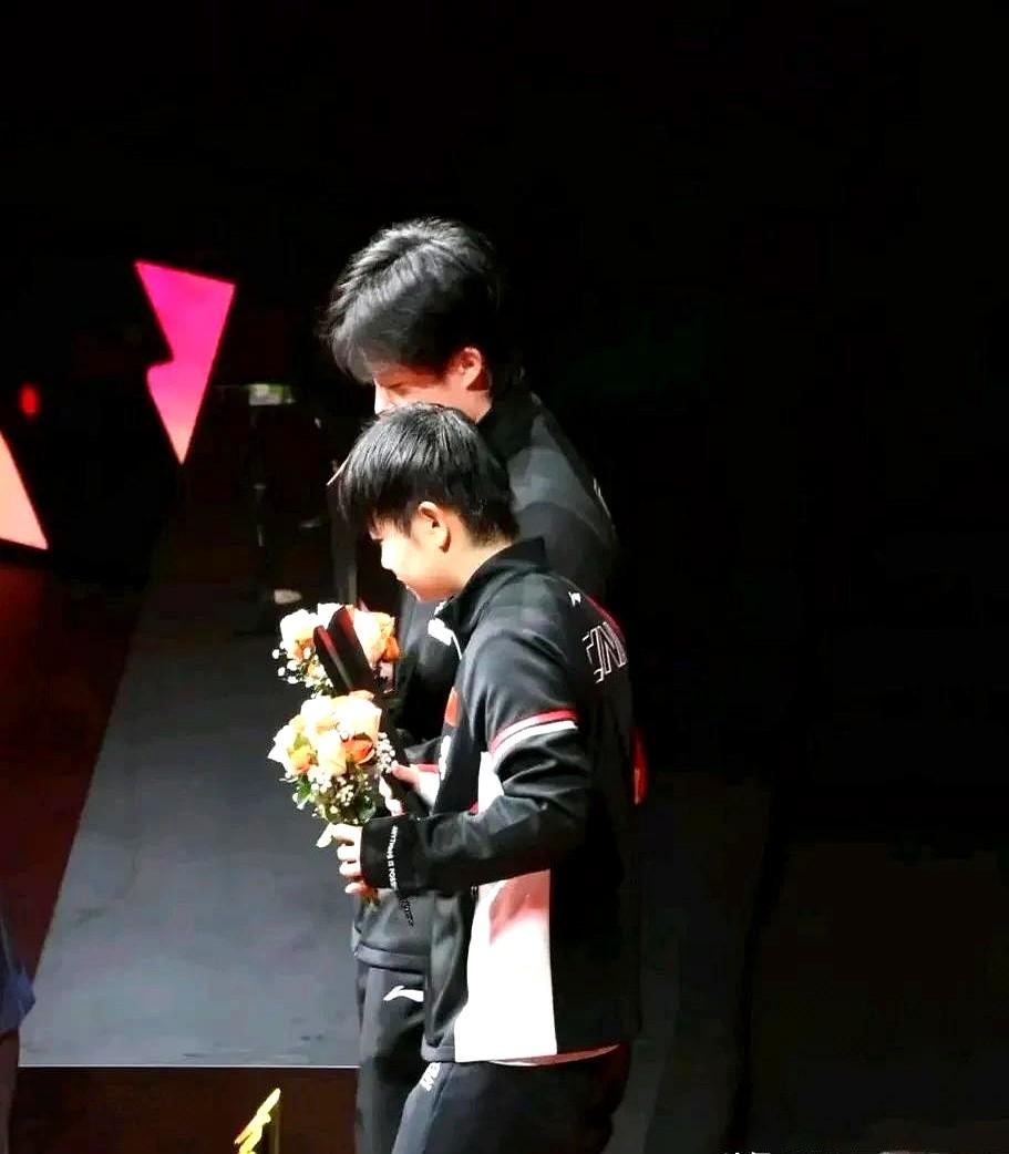 莎头组合包揽大奖，有人竟说榜单看着有点单调？《体坛周报》的“2025体坛榜样