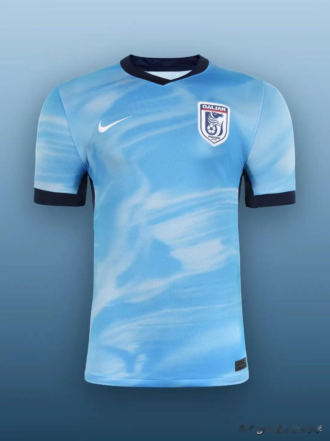 大连英博新赛季主场球衣来啦！2025赛季大连英博队是中超一年级新生，球衣没有设
