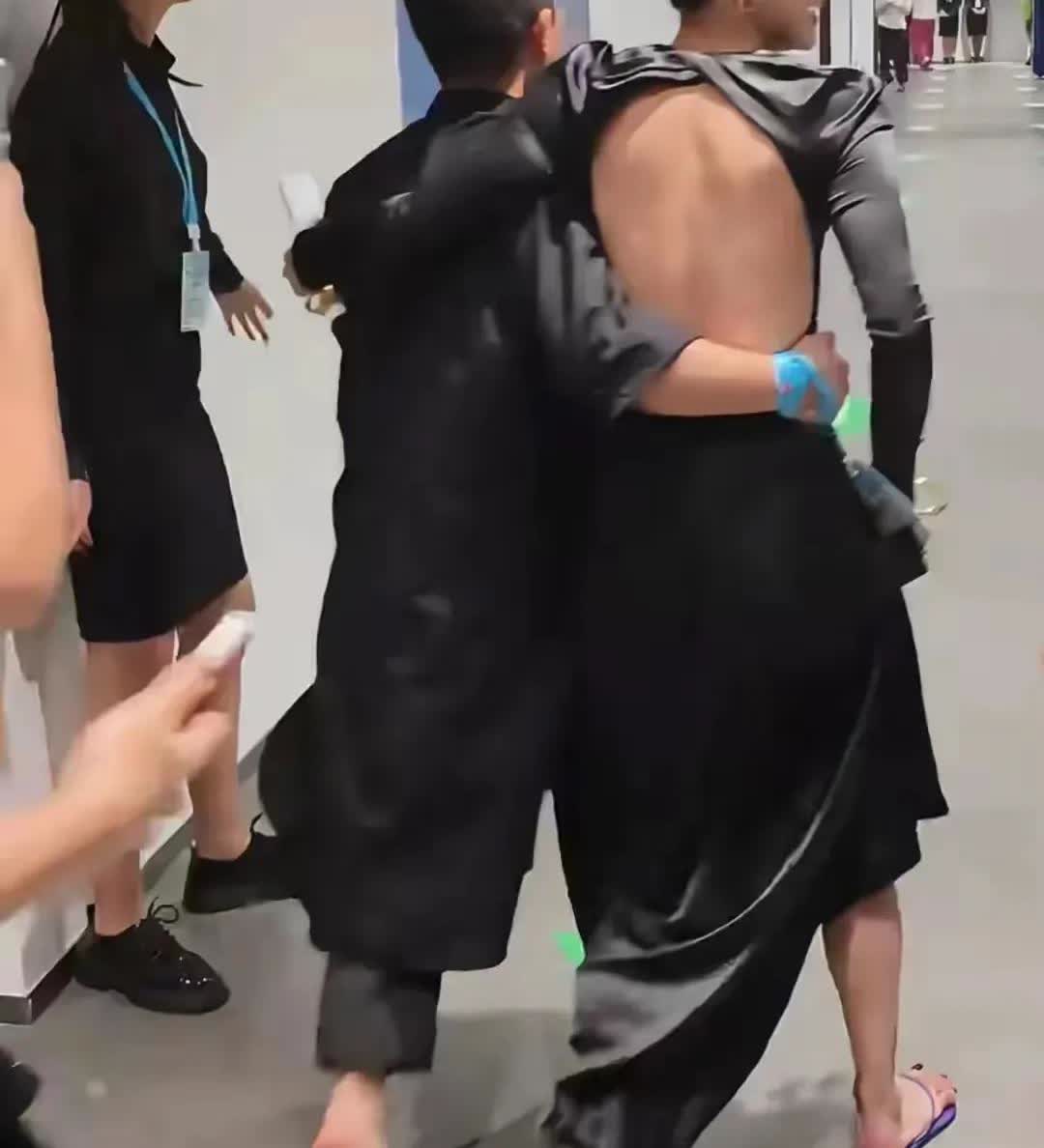 这个男的搂着宋佳绝对有揩油的嫌疑，打着相处很好的男闺蜜占别人便宜，不要以为别人