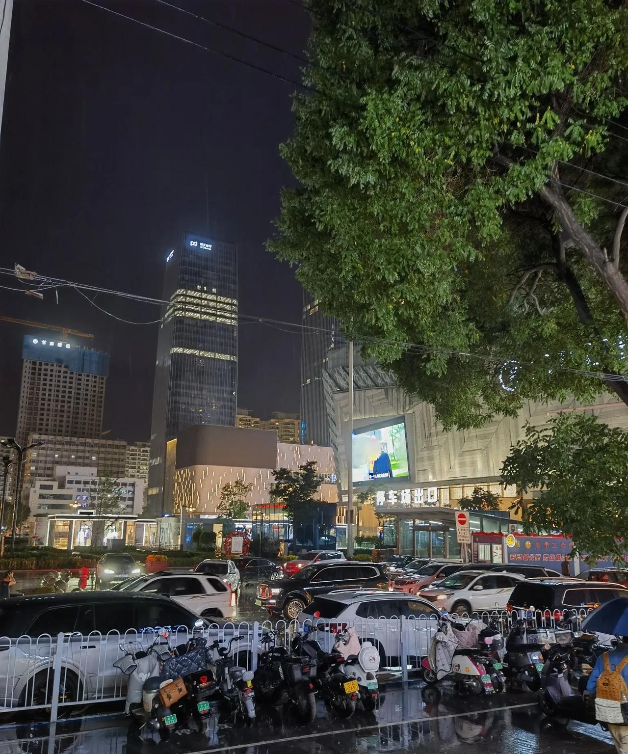 兰州夜雨！虽然不太大，但听着声势吓人。此刻的东方红广场，三三两两的人，撑着雨伞，