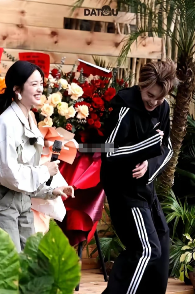 内娱唯一的真售后，不是演的，是刻进骨子里的习惯。​​王鹤棣突然把脸凑过去，沈月