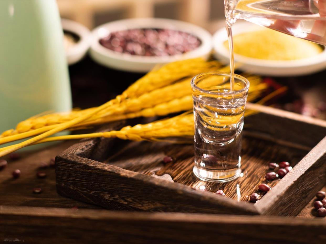 白酒能降60%死亡率？别被“洗白”说法骗了！咱中国人得看实在的家人们，最近