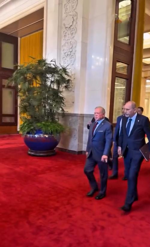 约旦国王乘车抵达人民大会堂，一身正装走在红毯上太有王者气势啦！8月24日约旦