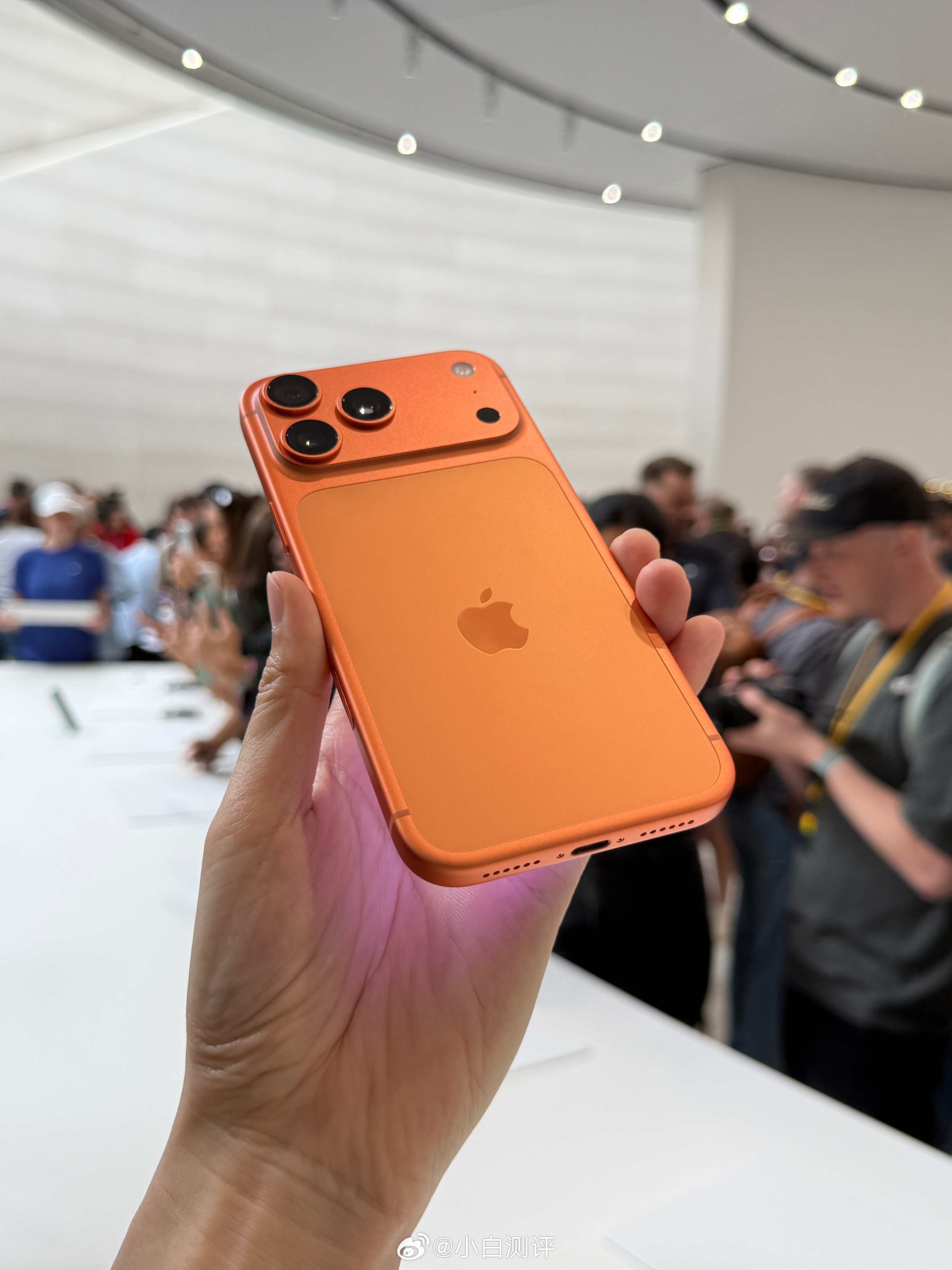 iPhone17Pro现场真机实拍星宇橙深蓝色银白色选哪个？​​​iPhone