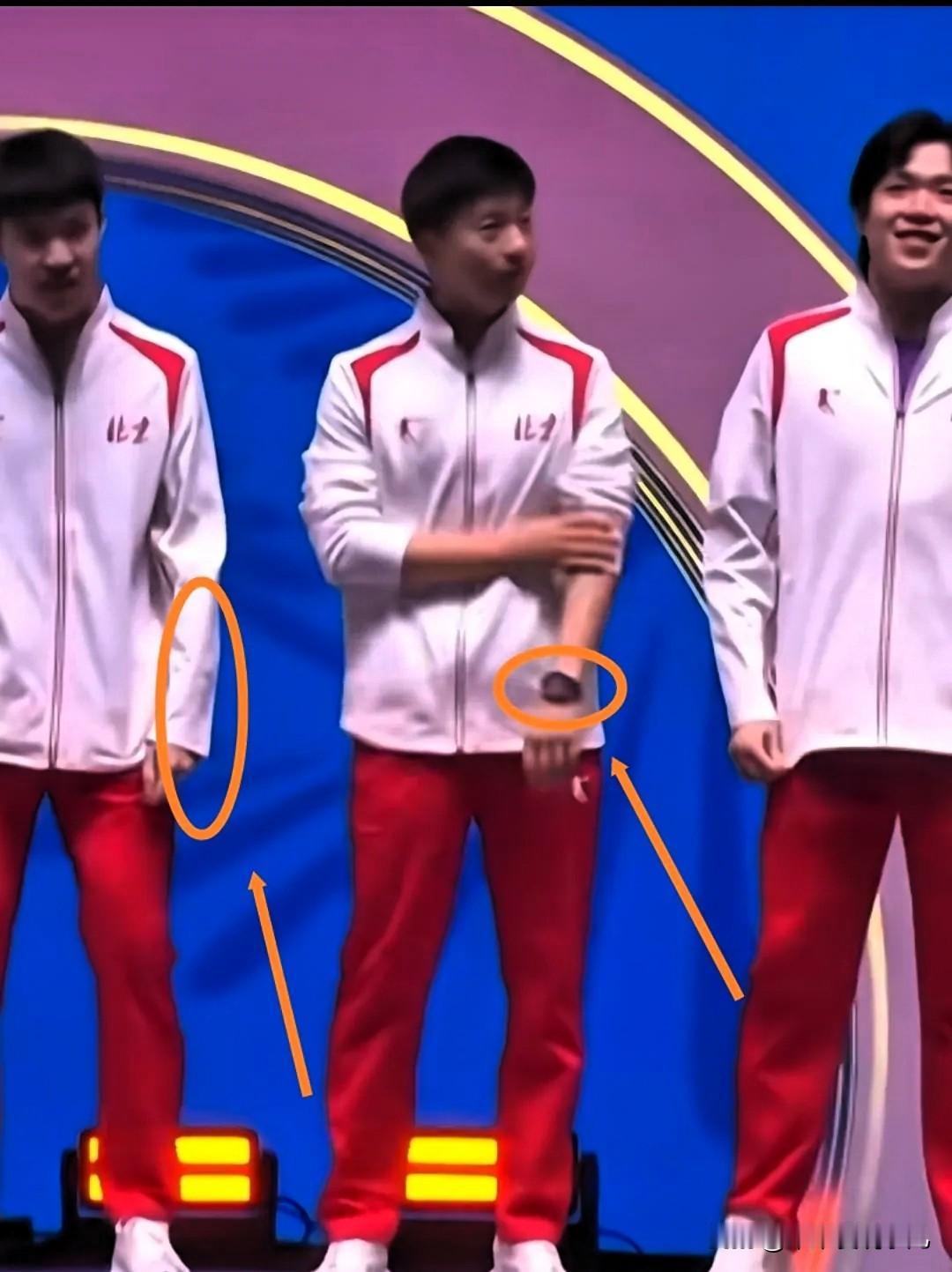 我敢打包票，大家应该发现了马龙真的好细节啊，领奖的时候其他队员都把衣袖放下