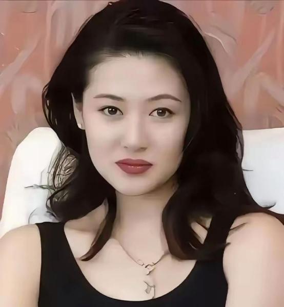 2002年陈宝莲从24楼一跃而下，留下一个才出生20多天的男婴，葬礼上，