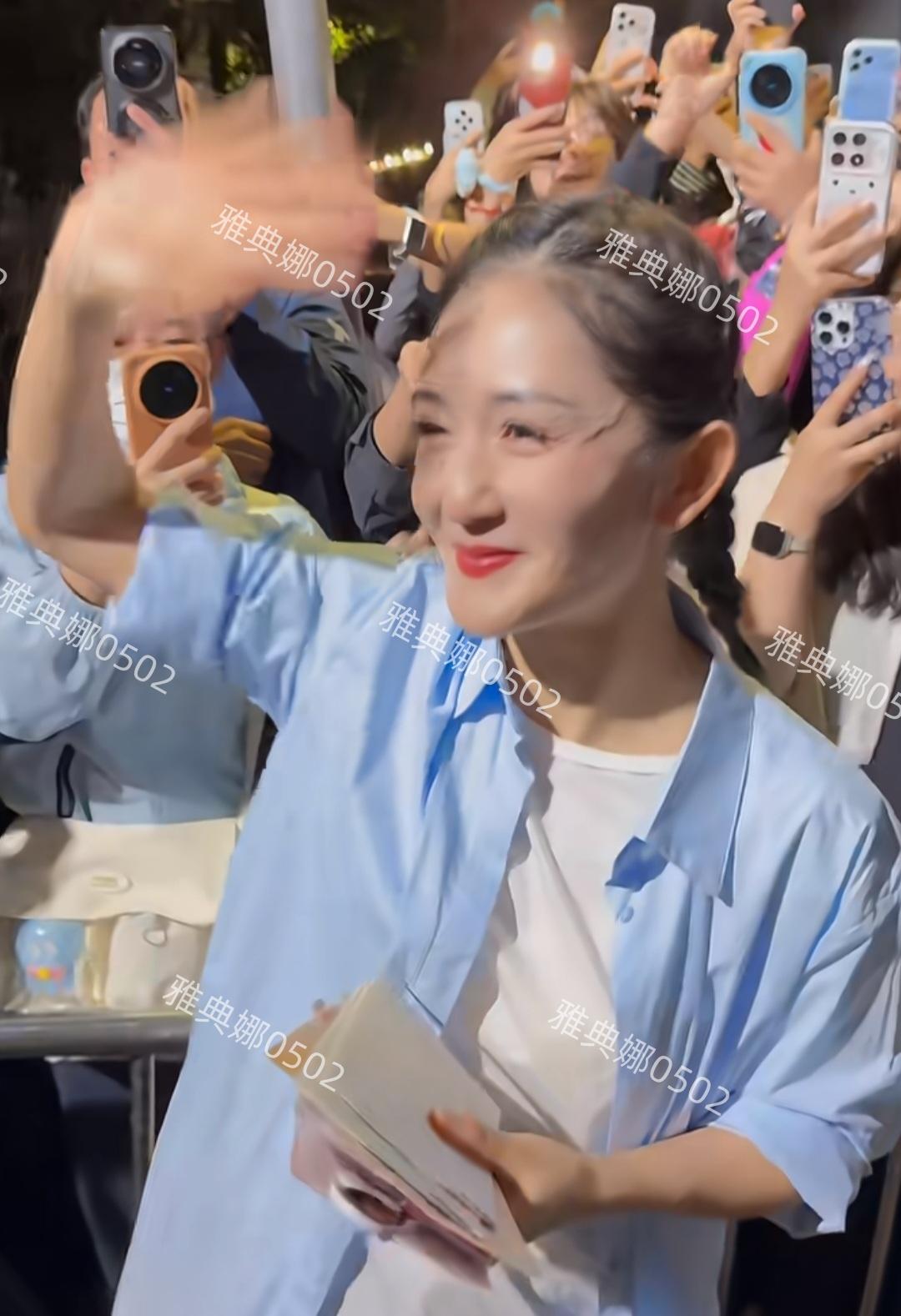 谢娜现在的脸整感好强啊！明明是方脸的她下巴却尖尖翘翘的像是硬安在脸上的看起来