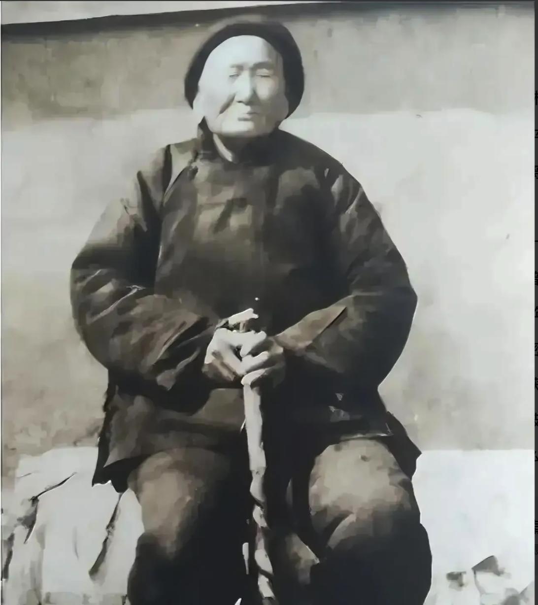 1941年，一位老妇人请“汉奸”侄子吃饭，突然压低声音道“孩子，给我弄300发子