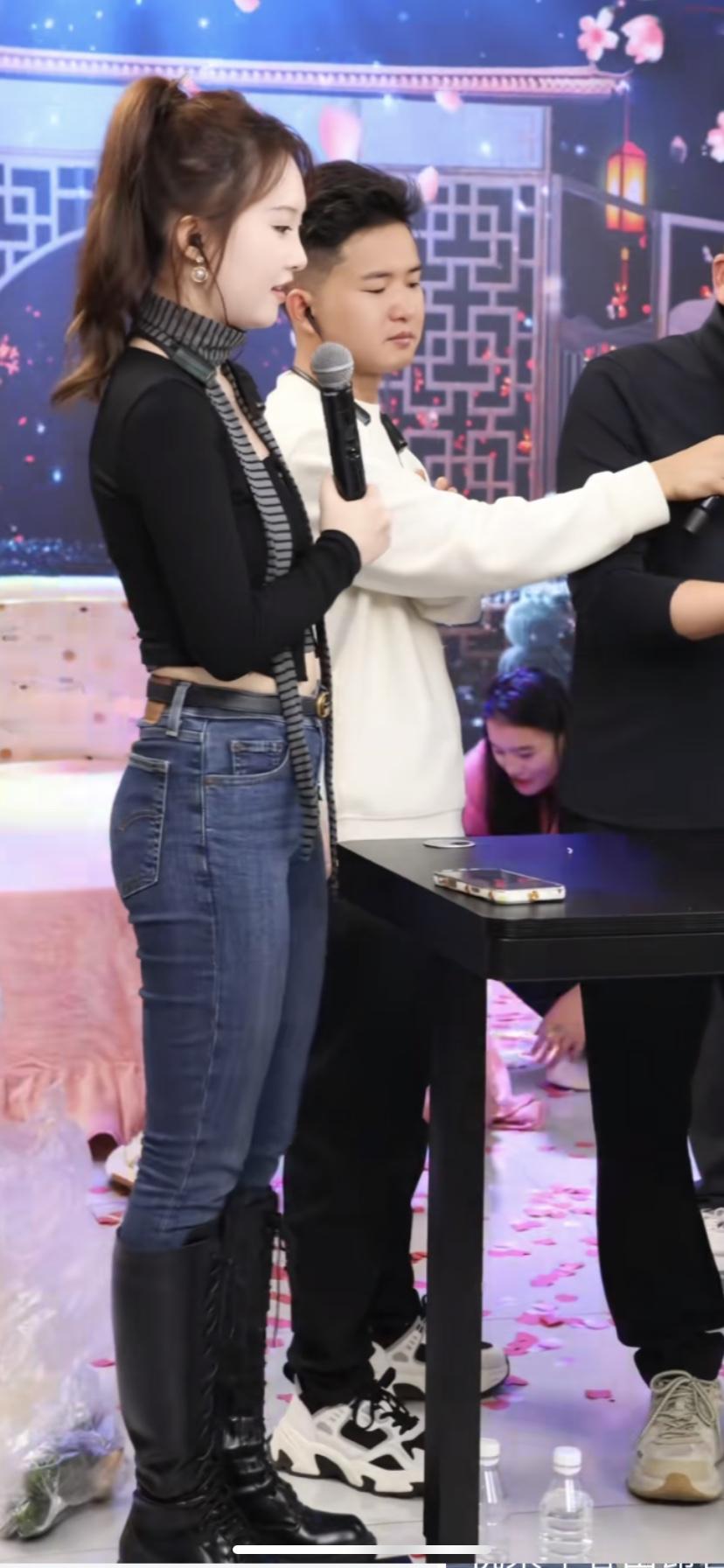 舞台上的青春活力，麦克风下的精彩瞬间！