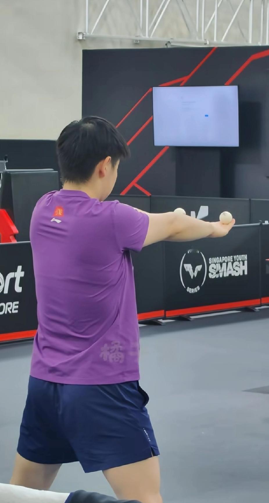 莎莎这平衡术，谁看了不迷糊！😆新加坡大满贯的训练馆里，莎莎又整新活了！