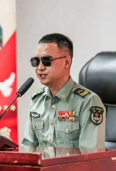 有人问，为什么杜富国失去双手双眼，还能留在部队？答案很简单：是部队需要他！你以为