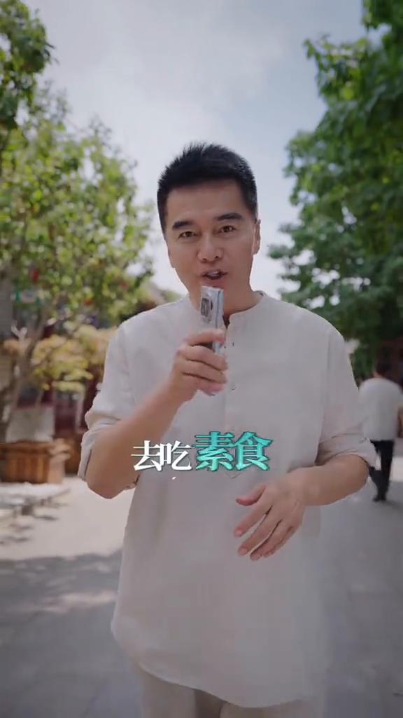 健康素食付。今天是6月15号素食日，我想吃素食的好处大家心里都非常的清楚，主要