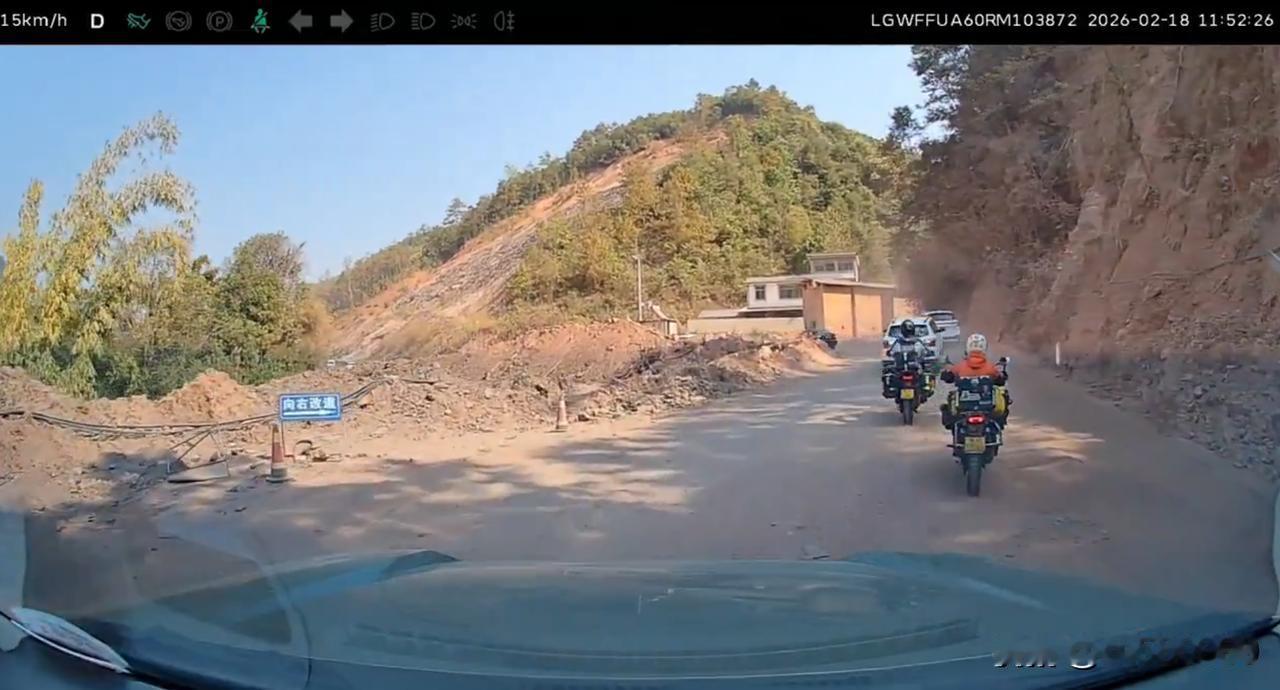 2月18日云南省镇远县一条蜿蜒山路上的行车记录仪拍摄的，视频中一辆moto车偏离