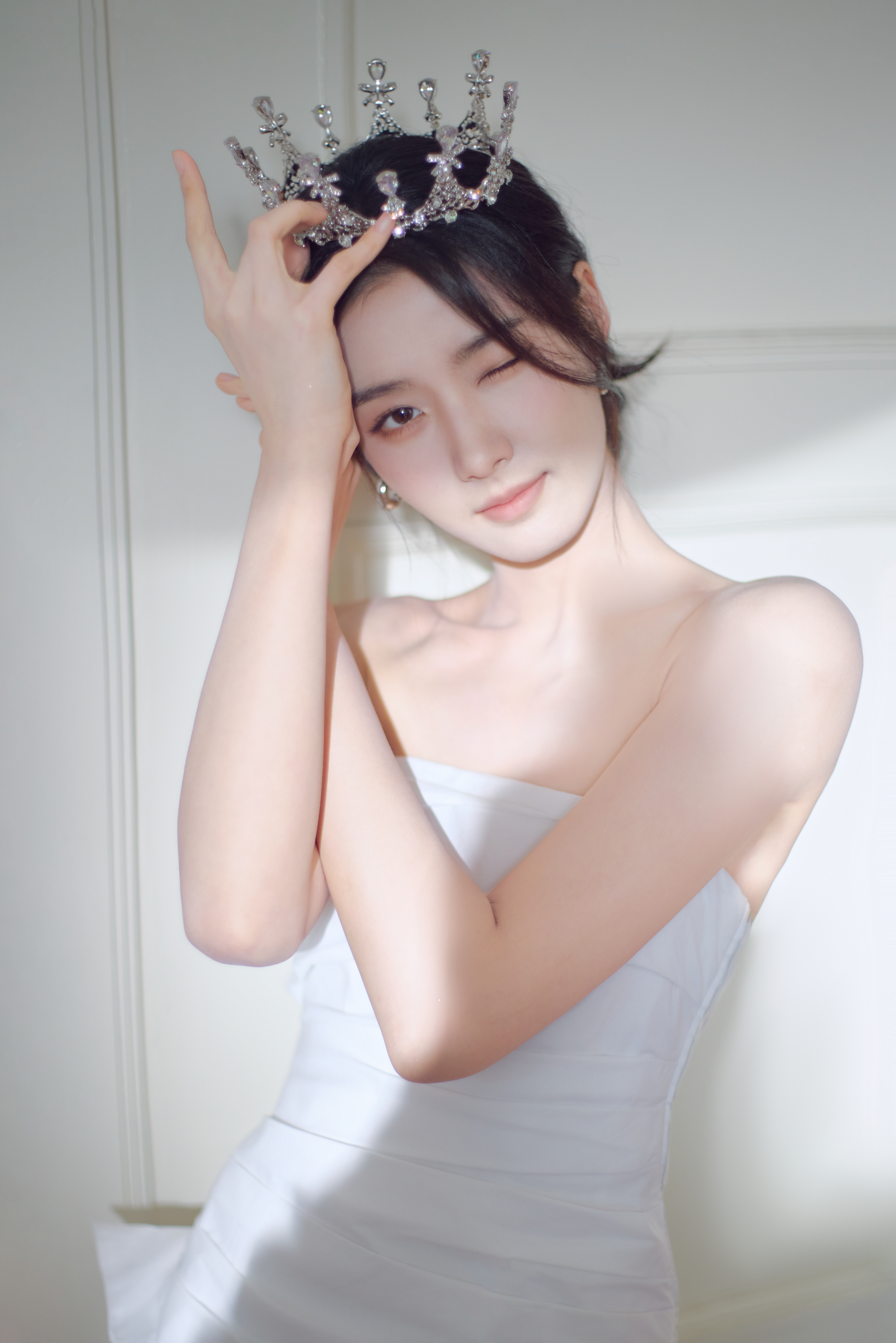 卢昱晓×TATA直播造型Look，一袭纯白抹胸裙装出镜，亭亭玉立，简约纯