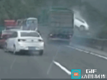 又是大货车，太可怕了今天，贵州高速公路发生一起严重交通的事故，太可怕了。据现