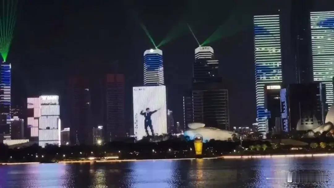 从近期深圳人才公园国庆灯光秀的现场画面中可以看到，后海片区的地标摩天楼巨幕上，出