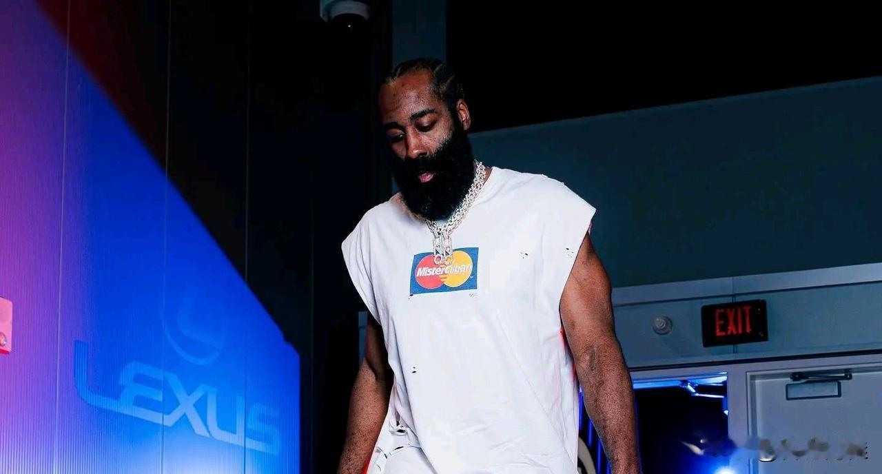 快船进攻缺少的是什么？缺少空间，处理球，轮转球能力。首先快船现在基本没有