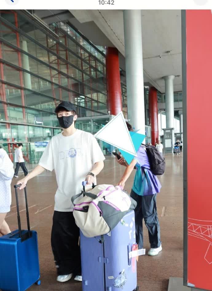 恶意炒CP，到这种地步了！这你敢信吗？林高远瑞满归来，在机场行走不知情的