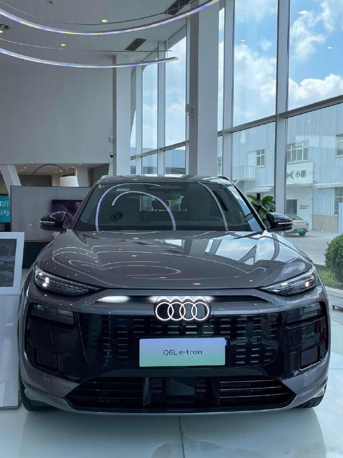 探索未来驾驶新境界，奥迪纯电SUV搭载华为智驾系统，续航752公里，五屏联动设计