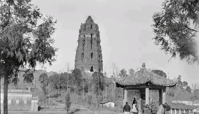 1924年，雷峰塔突然倒塌。人们害怕白蛇出塔，纷纷呼喊：“快跑啊，雷峰塔倒了，白