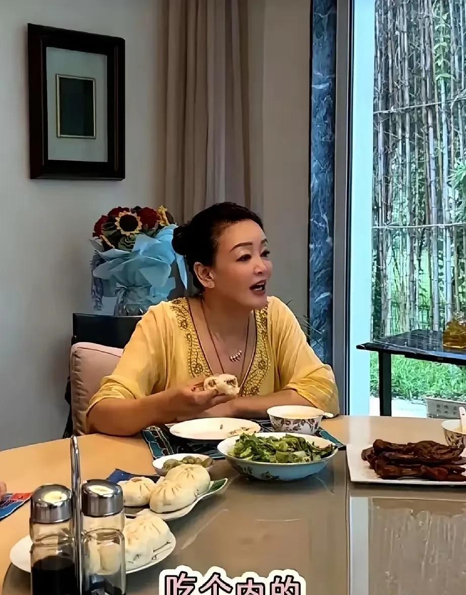 #我的宝藏兴趣#张兰亲自包包子给马筱梅吃。张兰这个婆婆做得也是很到位，亲自包