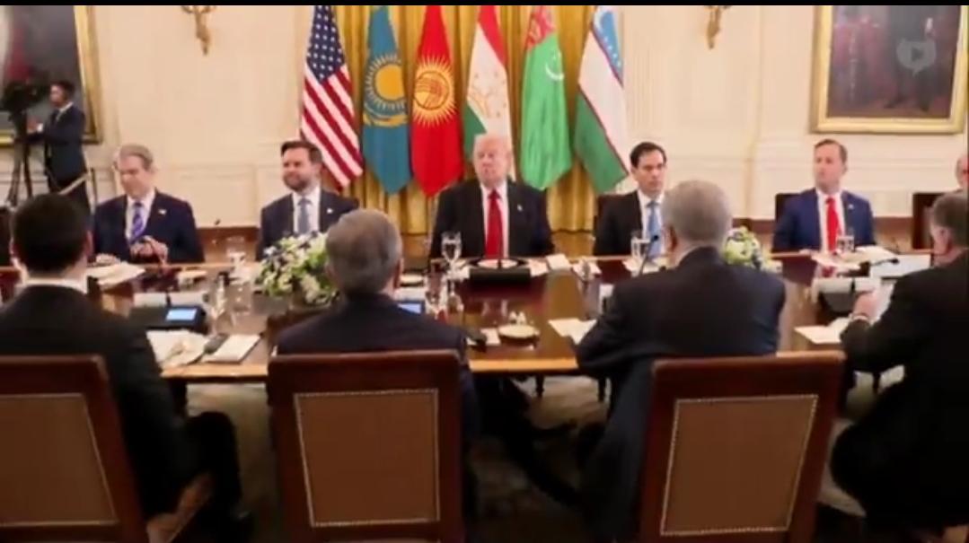 我们正在建造汽车工厂，我们正在建造人工智能工厂，我们在人工智能领域领先于中国和其