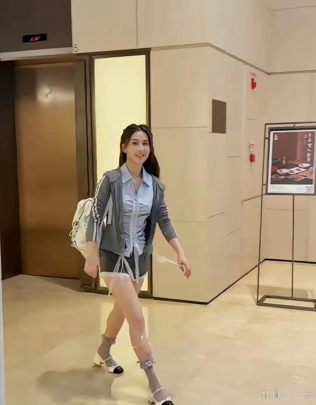 黄圣依离婚后整个人焕然一新，气质清爽灵动，宛如在校女大学生，各方面状态重回高光时