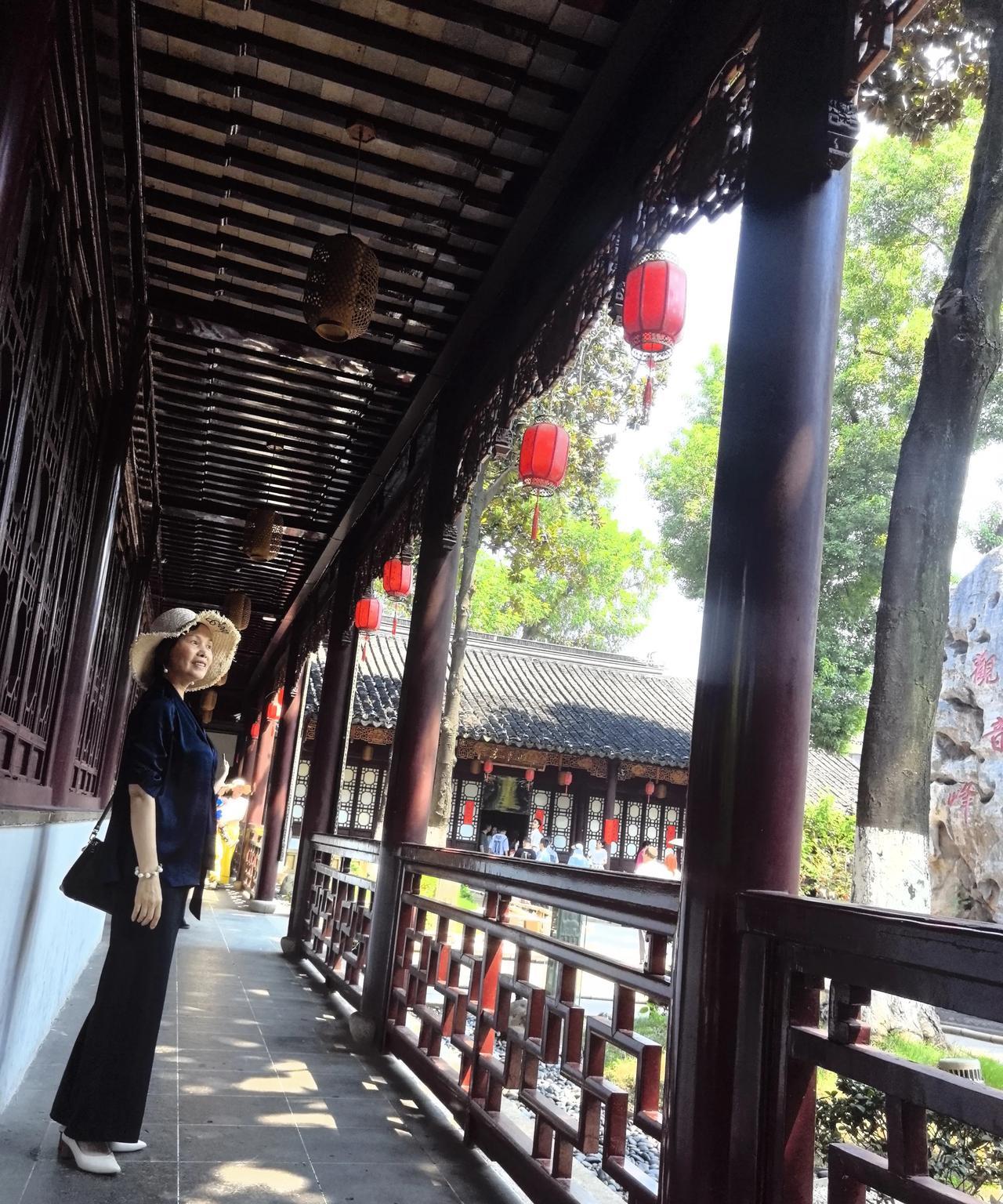 我今年52岁，不再年轻了。但是，我一点不留念年轻时的光阴，倒是喜欢现在的自己，热