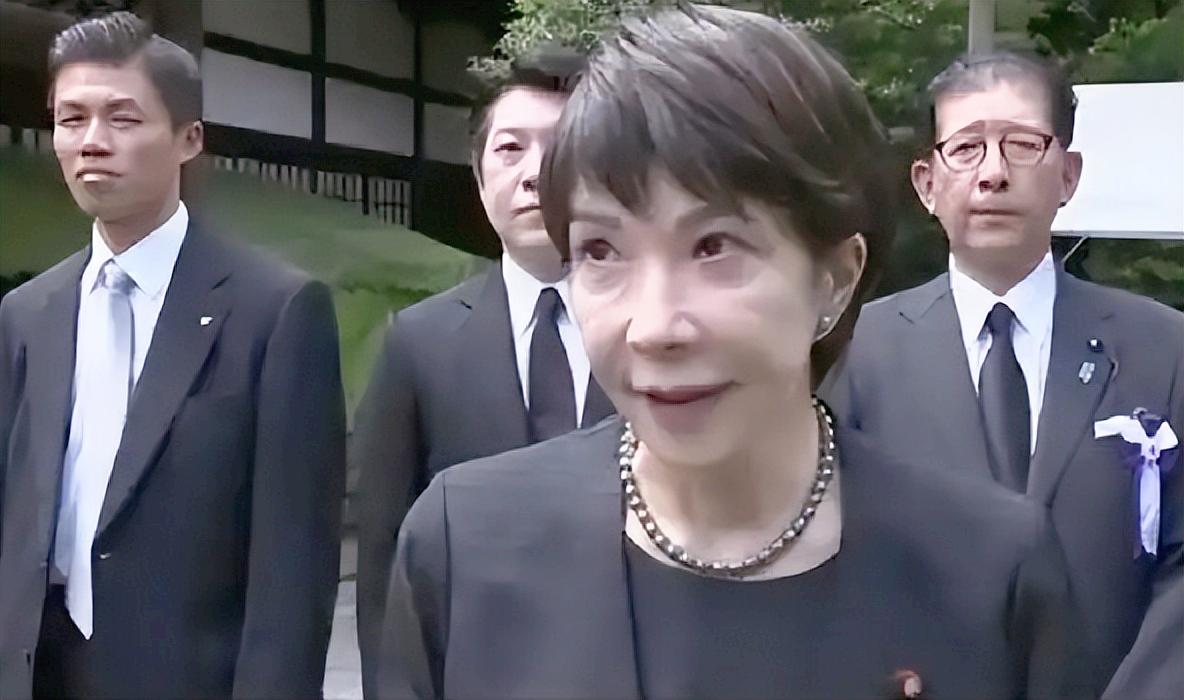 这种事在日本简直罕见得像太阳打西边出来，就在决定高市早苗能不能继续当首相的关键时