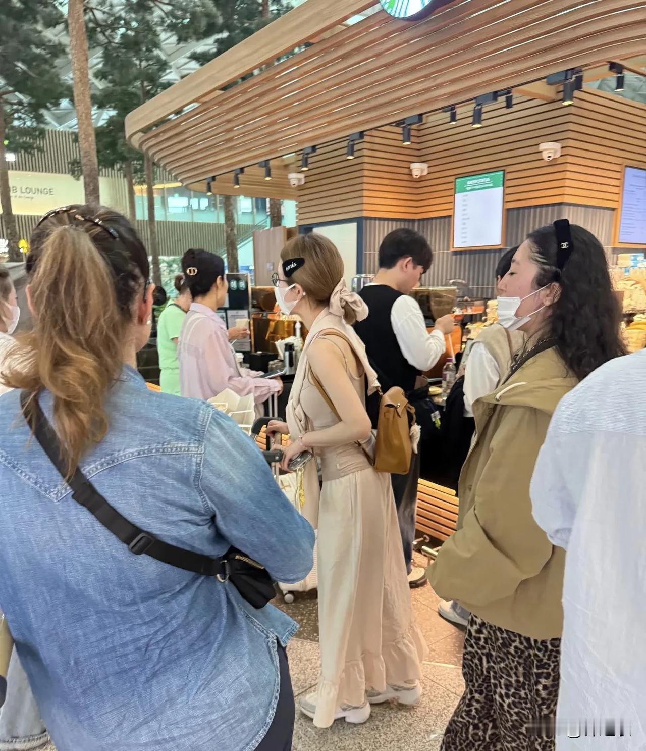 有网友在韩国仁川机场偶遇赵露思，据网友说赵露思本人很美很瘦，看来赵露思和公司闹翻