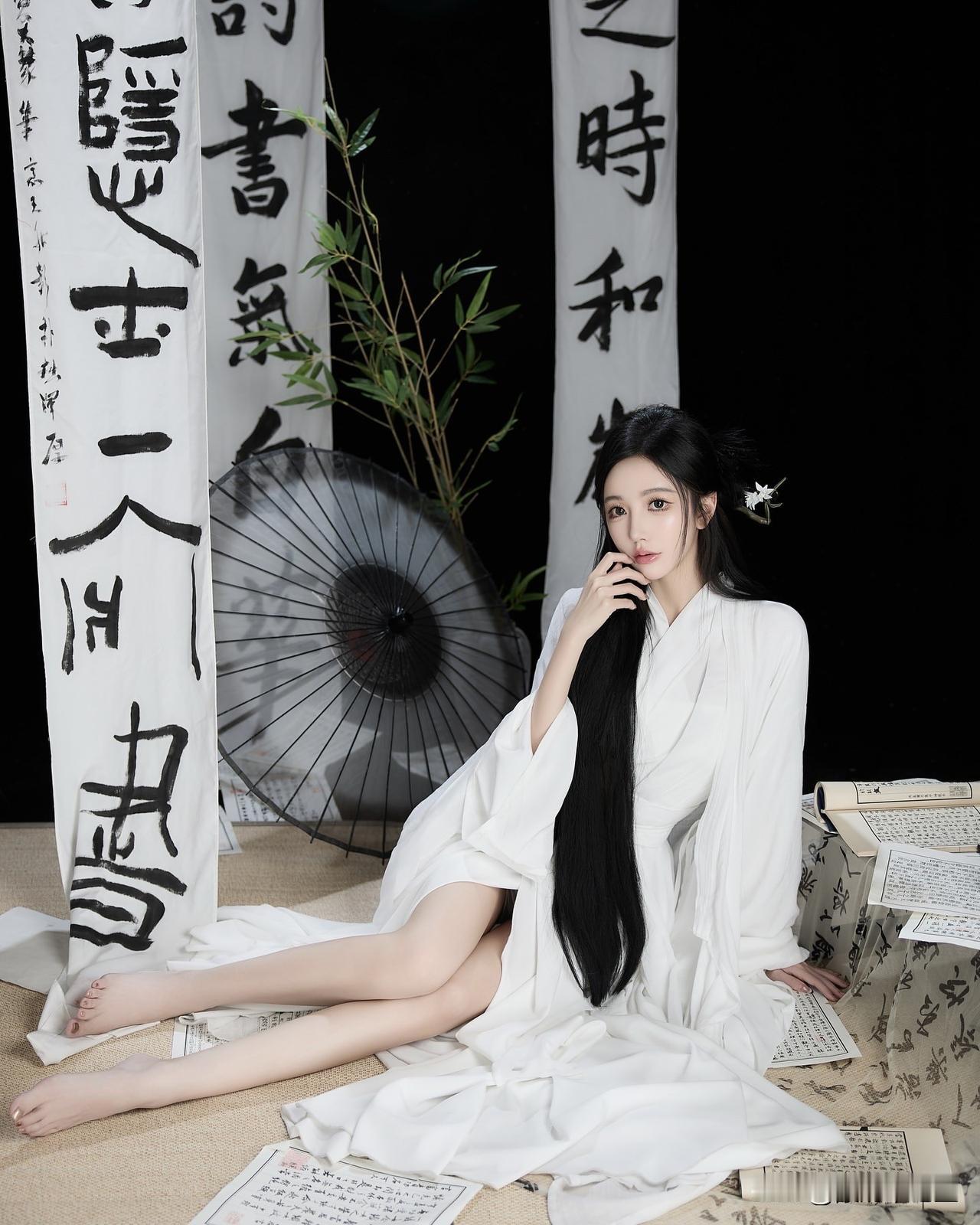 她不爱喧闹的人群，偏爱在午后的阳光里，捧一本泛黄的书，让文字在眼底缓缓流淌。那些