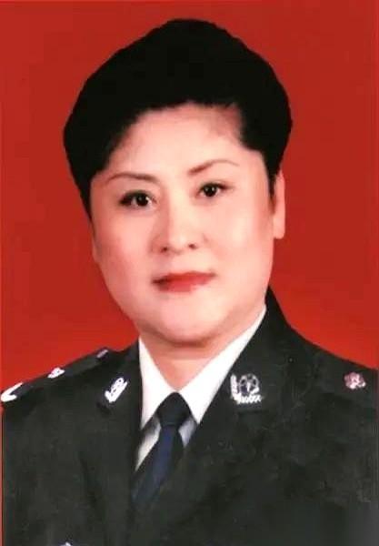 翻开1988年这起警匪档案的卷宗，最让人寒毛直竖的，是一场全程没有一句对话的后座