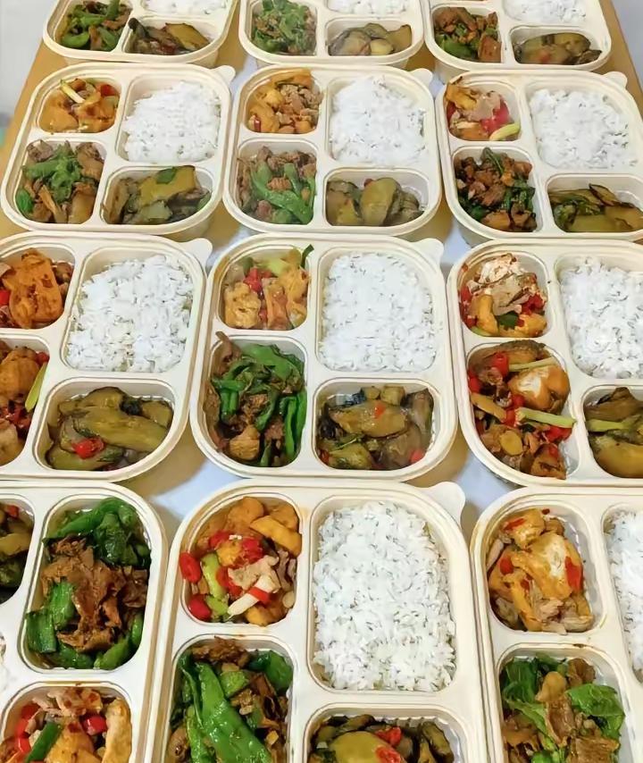 现在卖盒饭也不好干，16元一份，第一天就打了大败仗！一位网友失业了，决定自己做