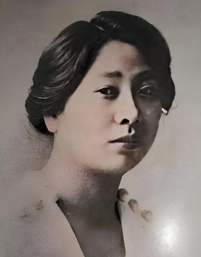 民国副总统黎元洪借宿在部下家中，睡梦中隐约觉得有些不对劲，他的裤子湿了一片。他急