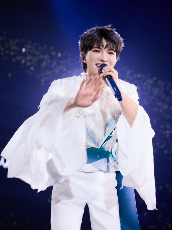 周深跨年照被识别为AI周深香港跨年演唱会的造型太绝，多元风格切换加上舞台灯光加