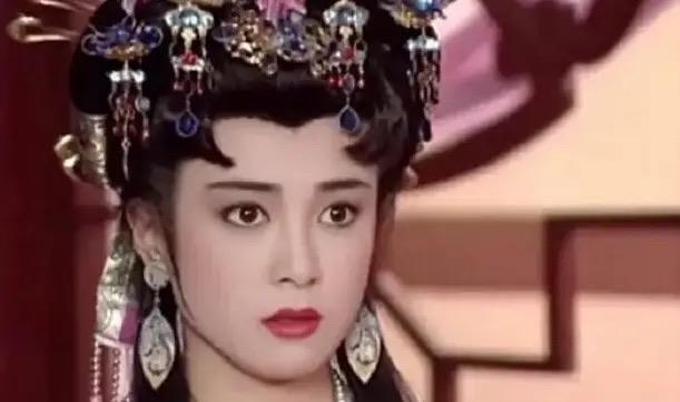 金主完颜亮与昭妃阿里虎行房时，发现她15岁的女儿重节在外偷看。当晚完颜亮溜进重节