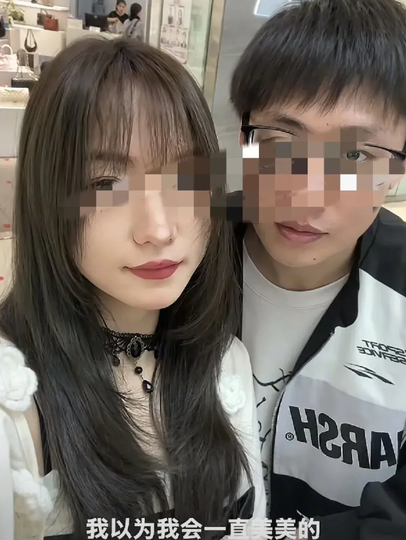 四川成都，25岁女子和男友一家自驾旅游，途中男友驾驶的汽车在转弯时撞上大货车，当