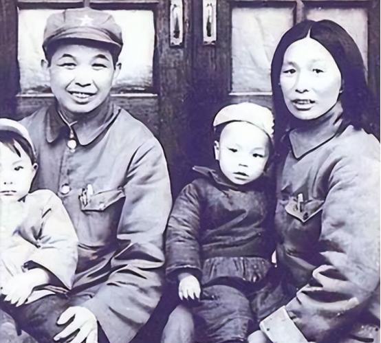 1953年，西康军区司令员刘忠得知家人还幸存人世，携妻子回乡见母亲，看到原配穿