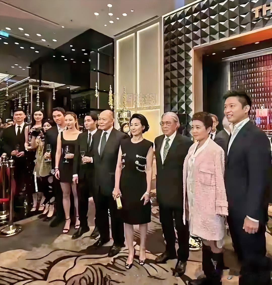 下面这群人就是标准的富豪聚会，都是香港大腕级人物，看到了霍震霆和儿子也在其中，有