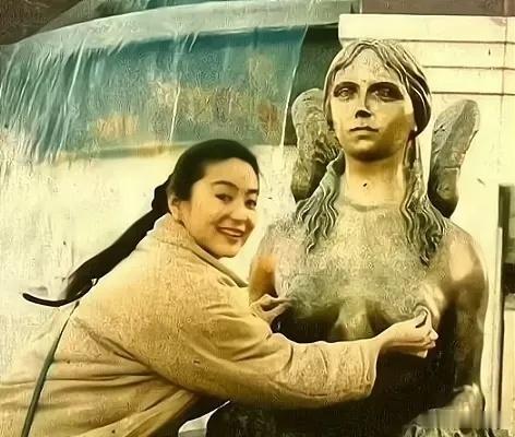 没想到林青霞年轻时就拍过这种游客照！这举动要是放在现在的流量🌸上会被喷死吧！